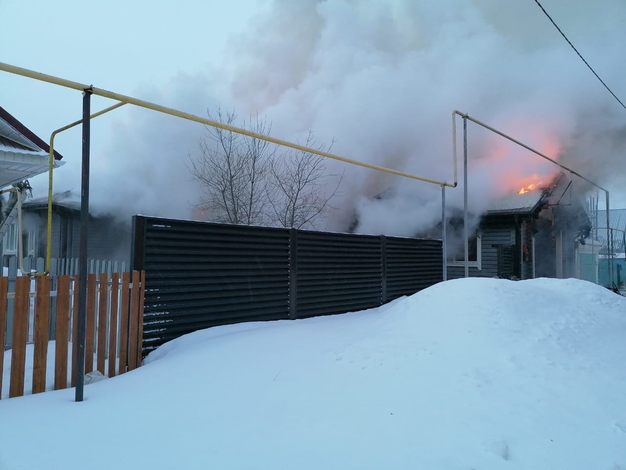 В пожаре в частном секторе Заинска сгорели дом, баня, автомобиль