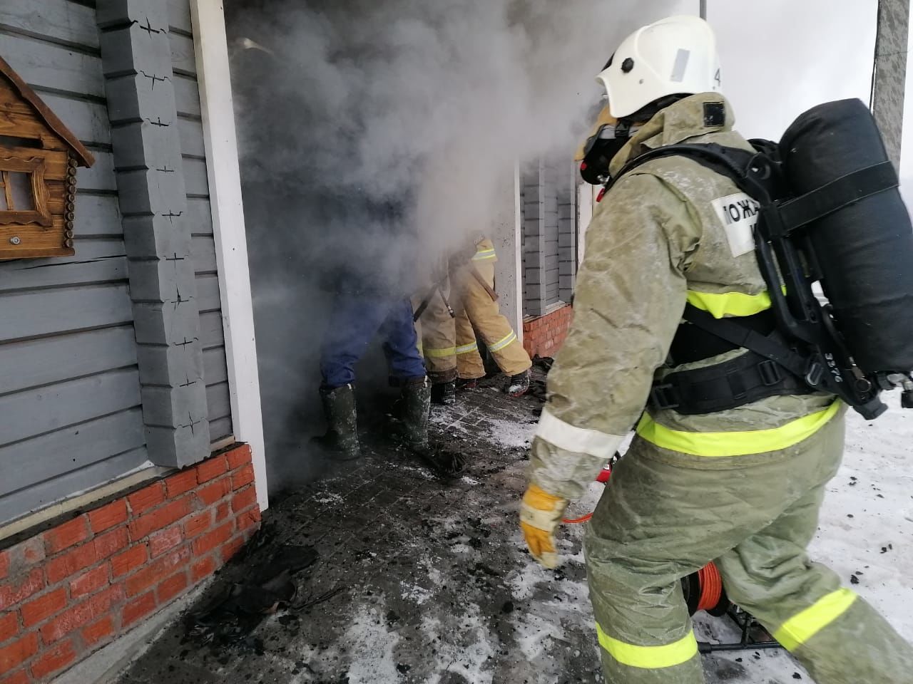 В пожаре в частном секторе Заинска сгорели дом, баня, автомобиль