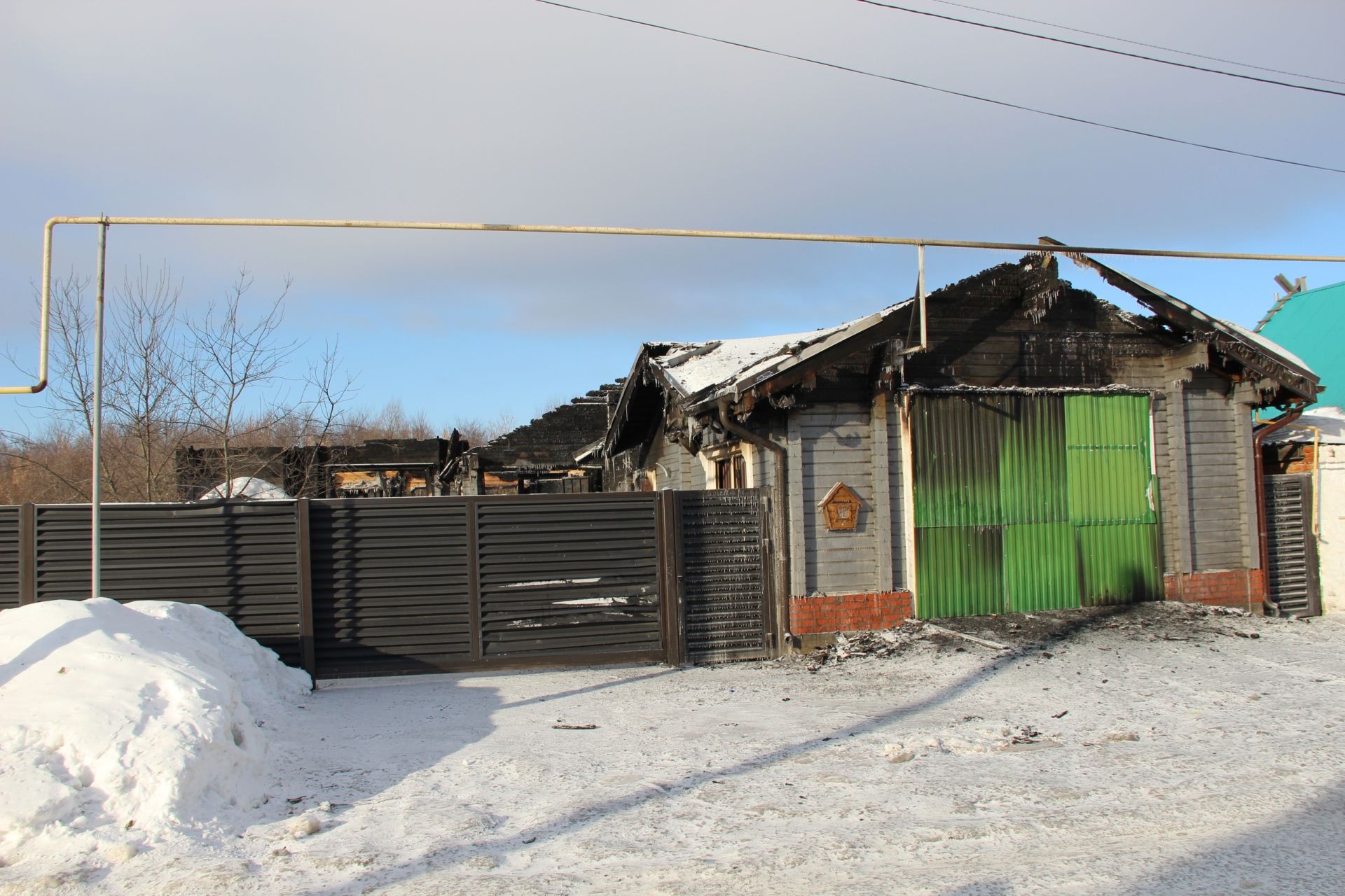 В пожаре в частном секторе Заинска сгорели дом, баня, автомобиль