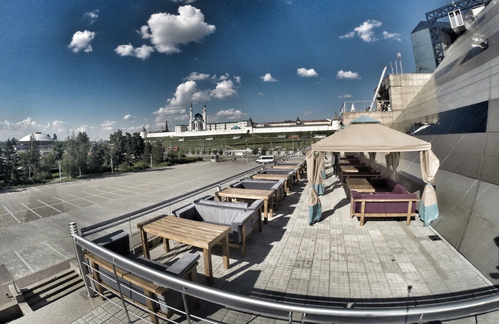 Казань молл рестораны. Roof Terrace Казань. Ресторан на крыше Казань. Терраса пирамиды Казань. Казань Молл терраса.