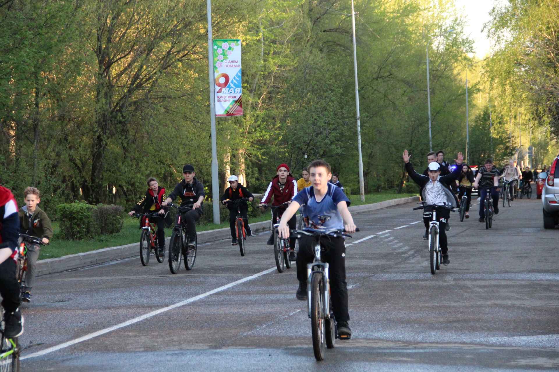 Заинцы проехали по улицам города на велосипедах в честь Дня Победы