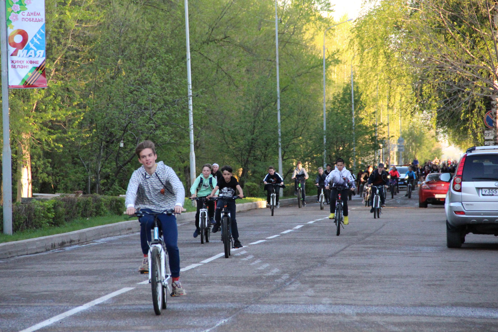 Заинцы проехали по улицам города на велосипедах в честь Дня Победы
