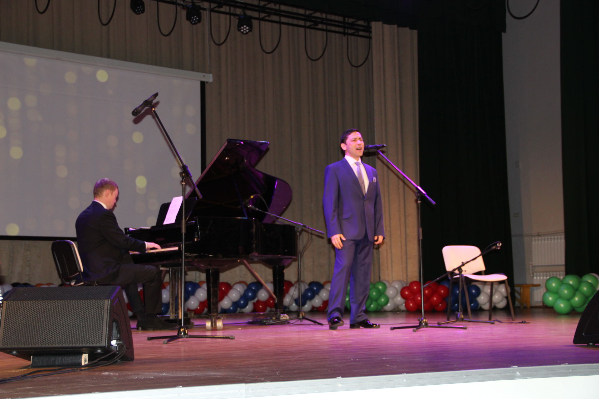 Оперный певец Владимир Васильев дал концерт в Заинске в честь Дня Победы