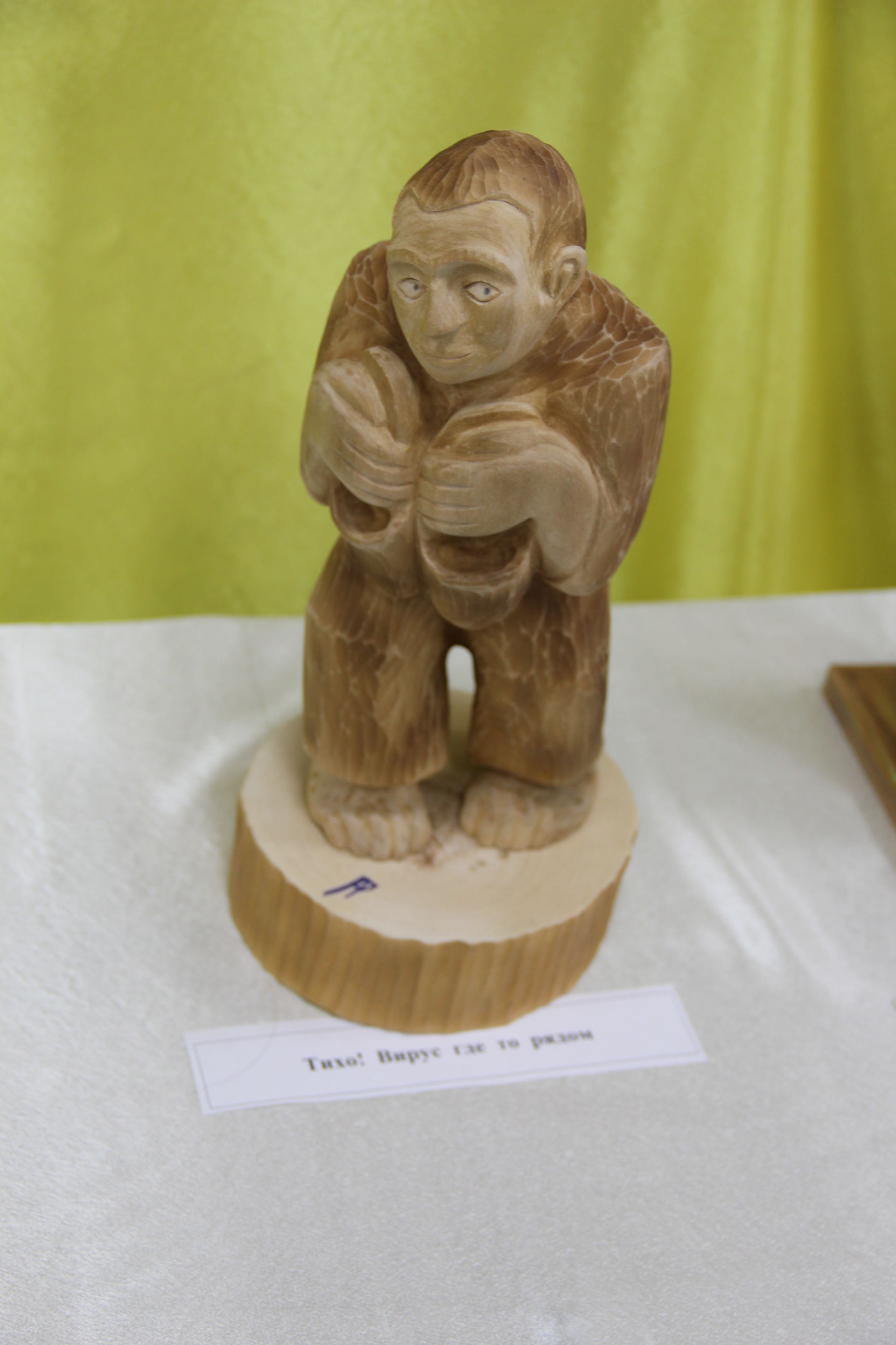В центральной библиотеке состоялось открытие выставки заинского скульптора по дереву Равиля Ахатова