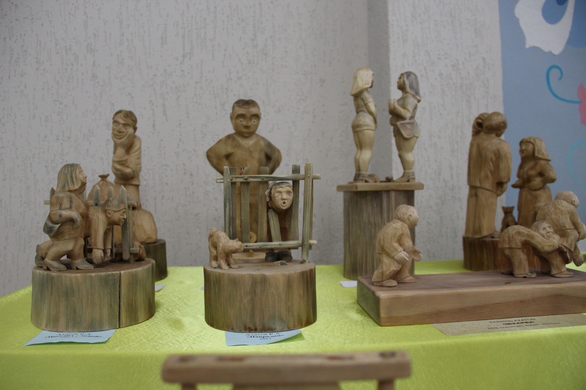 В центральной библиотеке состоялось открытие выставки заинского скульптора по дереву Равиля Ахатова