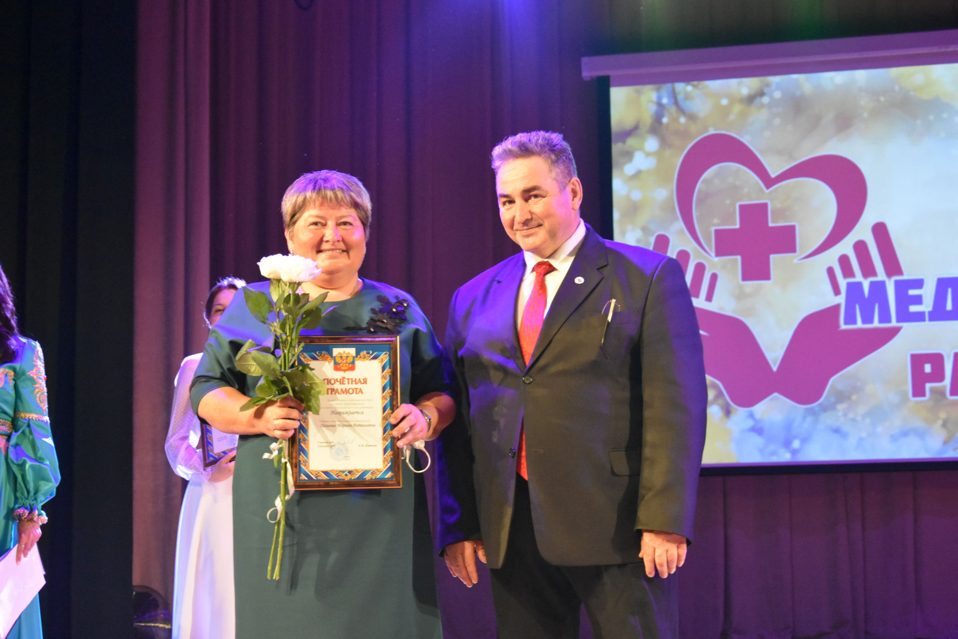 Слова благодарности, почётные грамоты и белые розы получили заинские медики в честь профессионального праздника