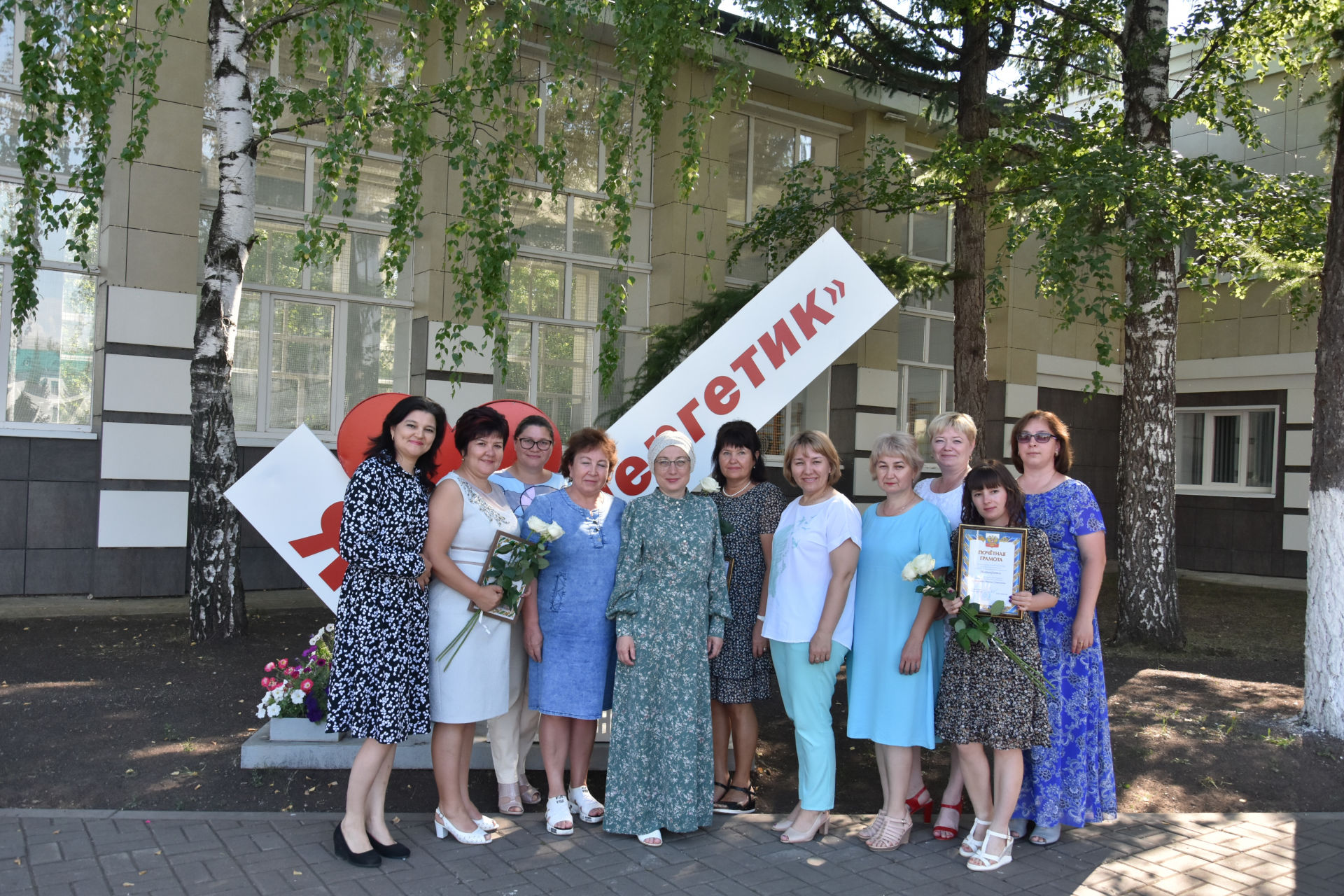 Слова благодарности, почётные грамоты и белые розы получили заинские медики в честь профессионального праздника