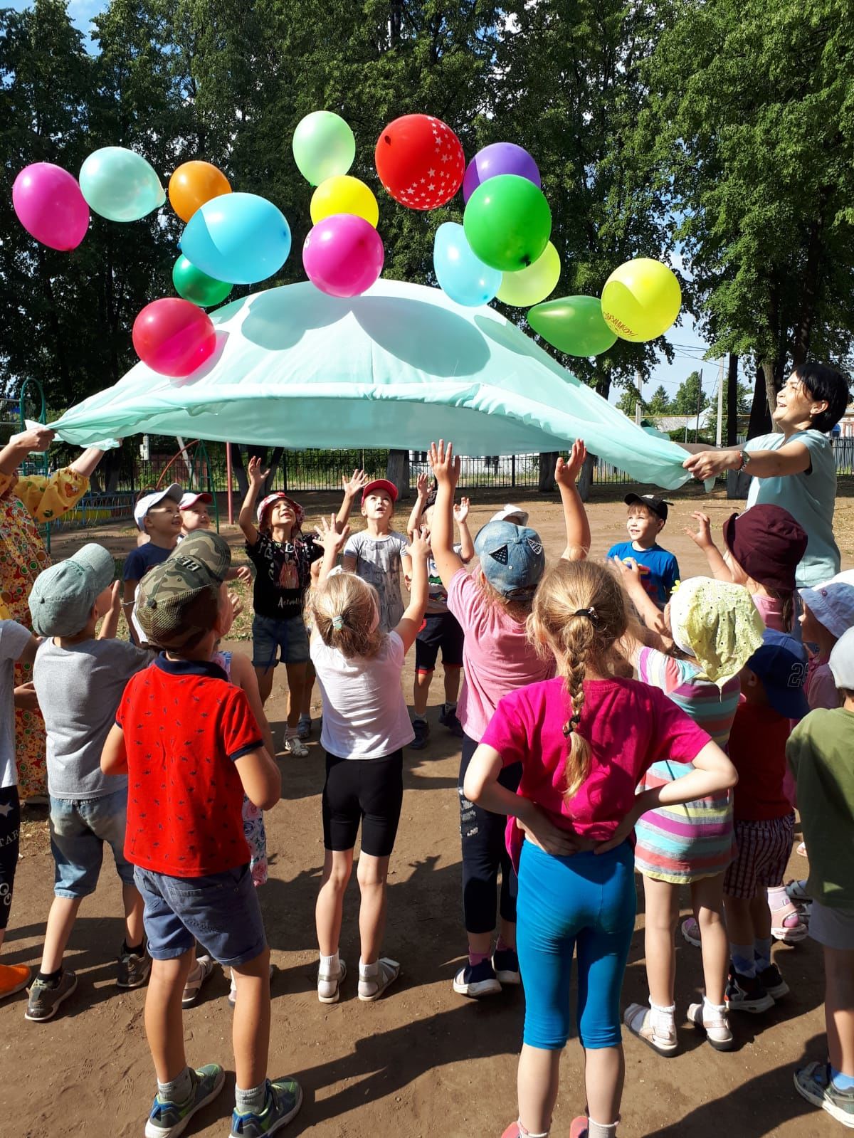 Воспитанники детского сада «Дюймовочка» отметили День рождения воздушного шара