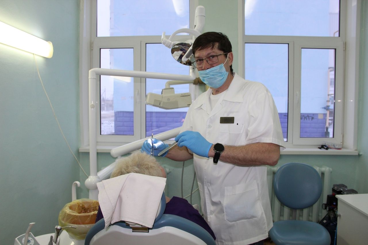 Заинский стоматолог отмечает юбилей