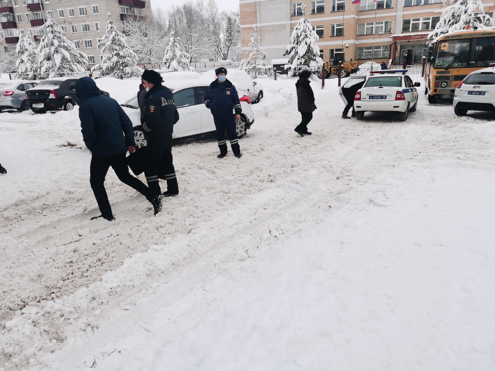 В одном из дворов Заинска водитель иномарки сбил ребенка