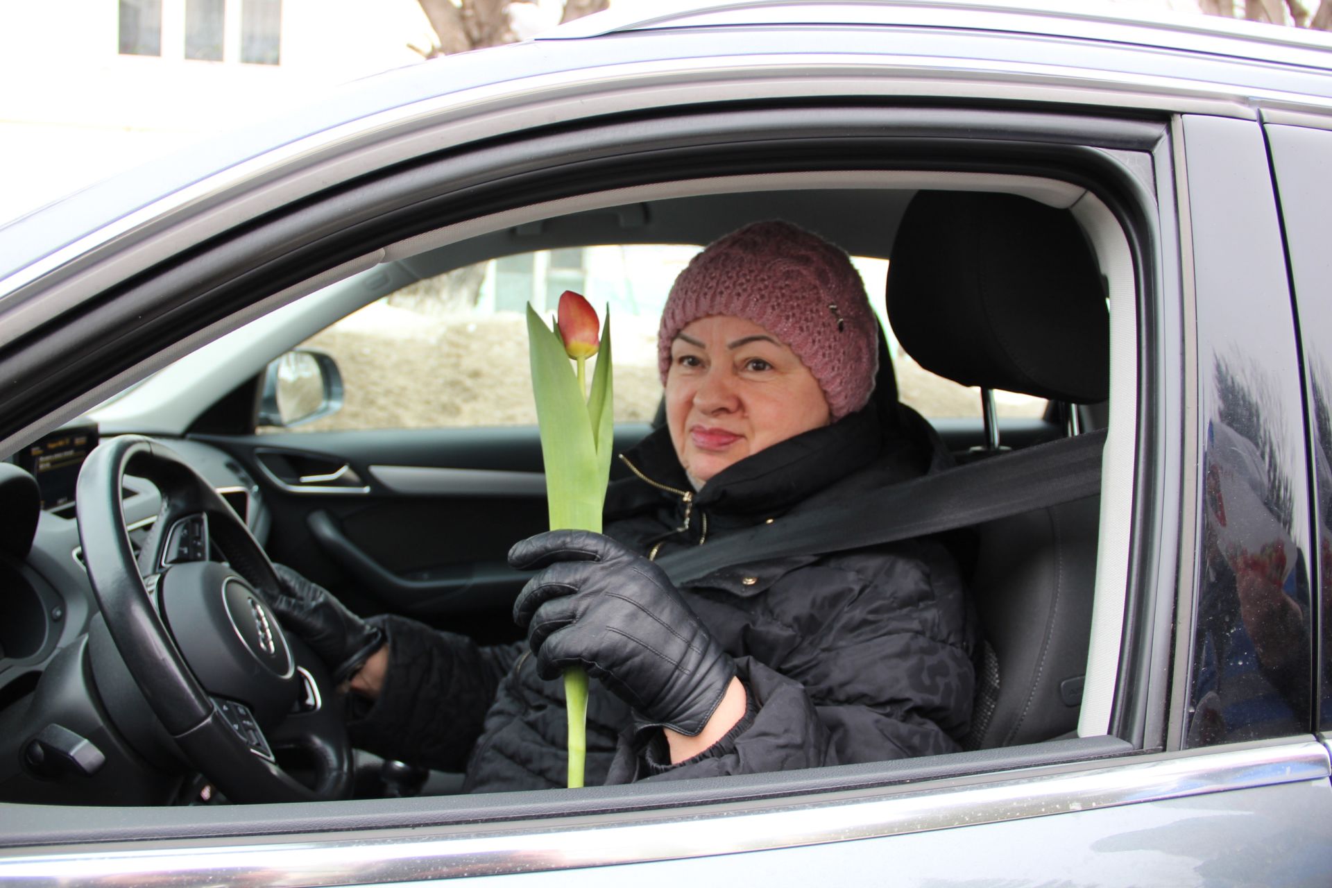 Автоледи Заинска получили цветы от стражей дорог