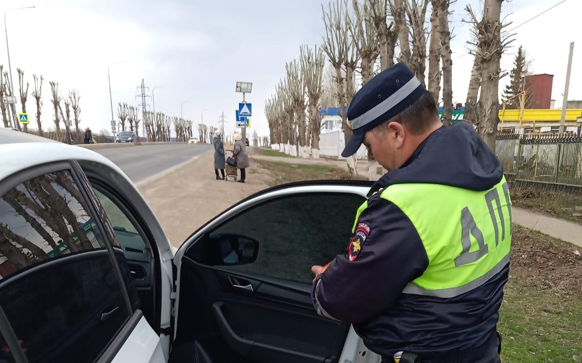 В Заинске задержали водителя за незаконную тонировку
