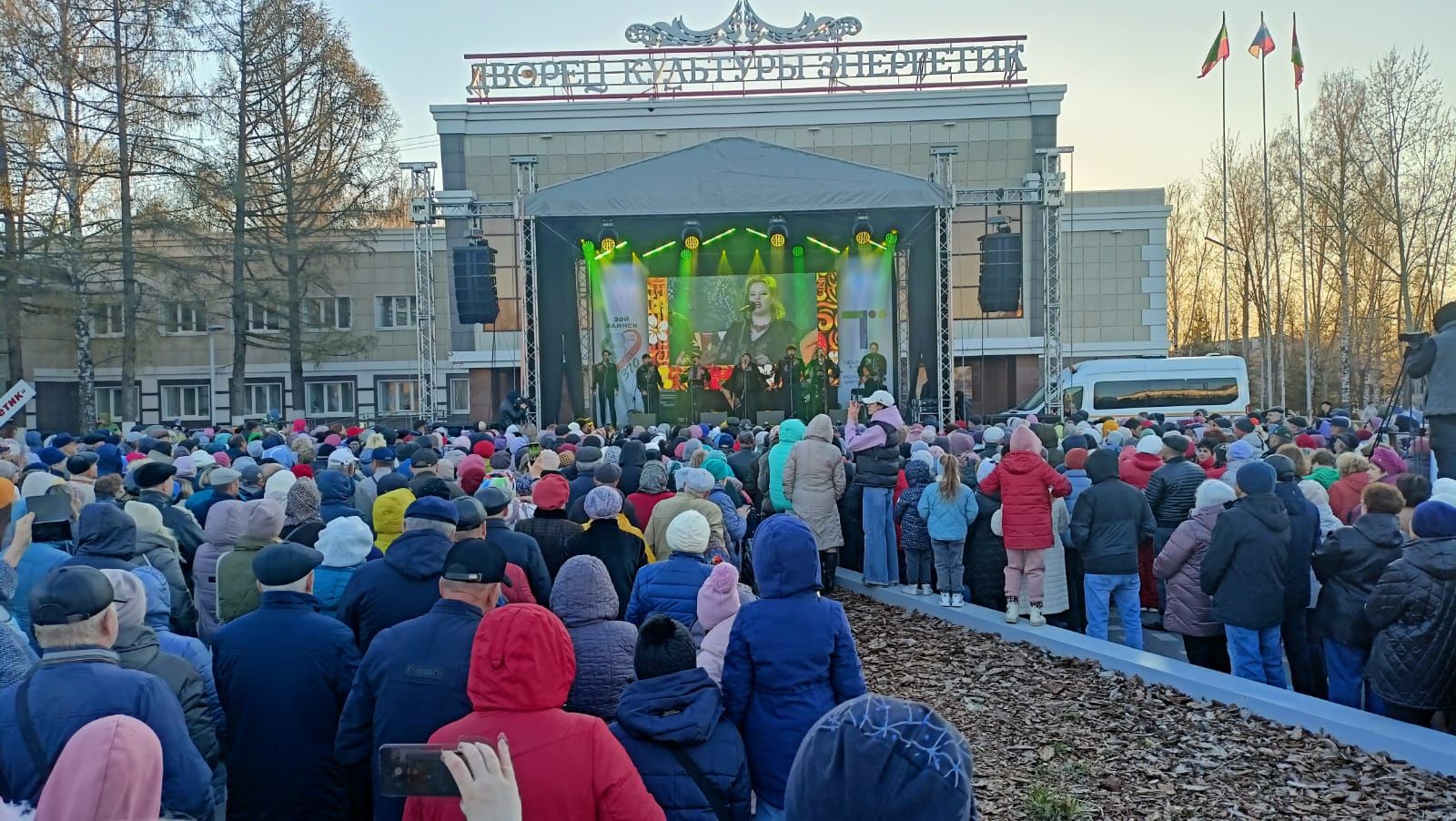 Концерт и запуск фонтанов: жители Заинска отмечают Первомай
