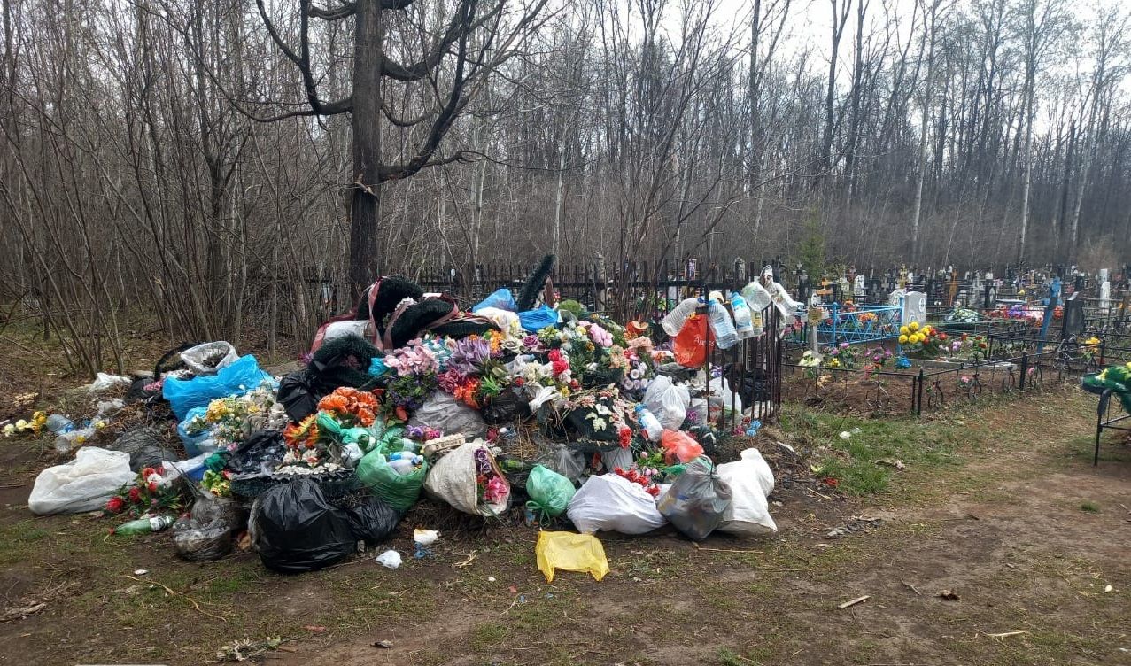 В Заинске очистили кладбища от мусора