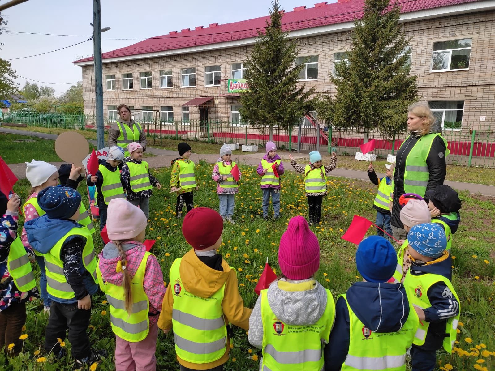 Дошколята в Заинске провели акцию «Внимание, автобус!»
