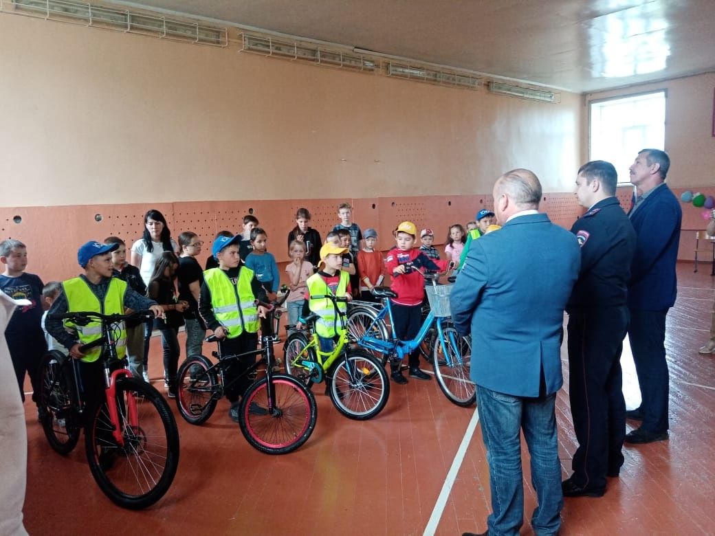 Сотрудники ГИБДД провели техосмотр велосипедов отдыхающих в детском лагере