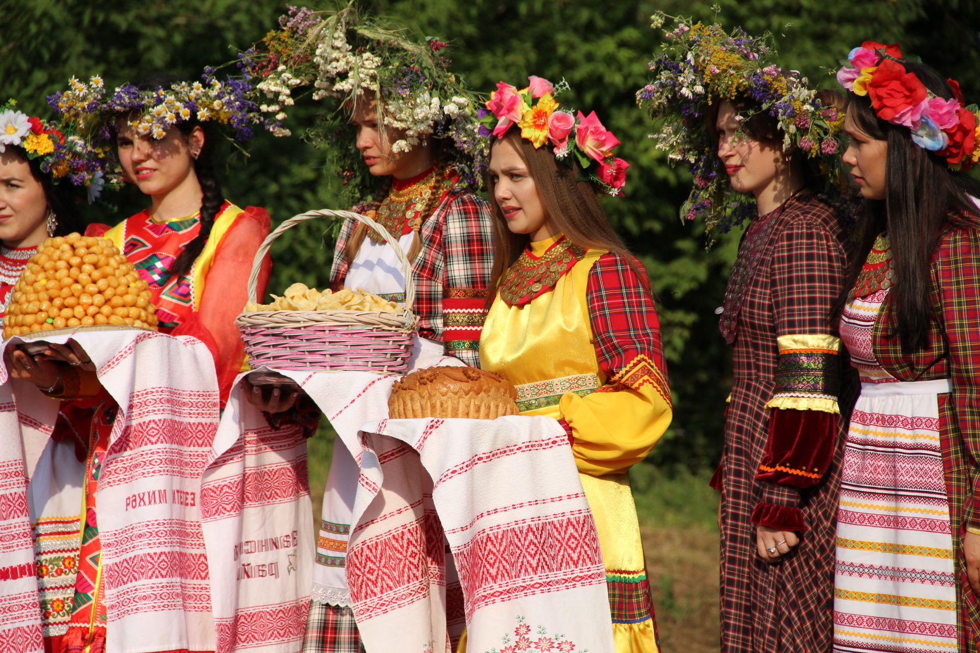 Традиции кряшен, яркие костюмы и красочные выступления: фоторепортаж с празднования Петрова дня