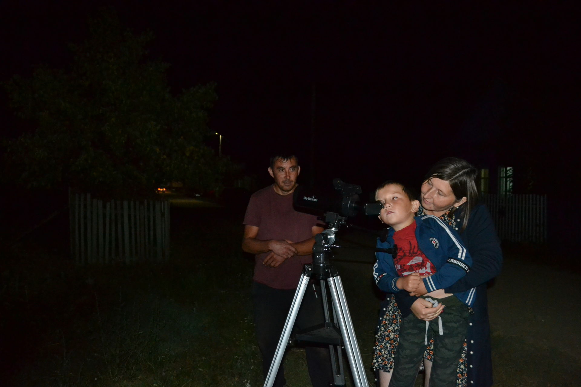 Заинцы семьями изучают ночное небо с помощью телескопа