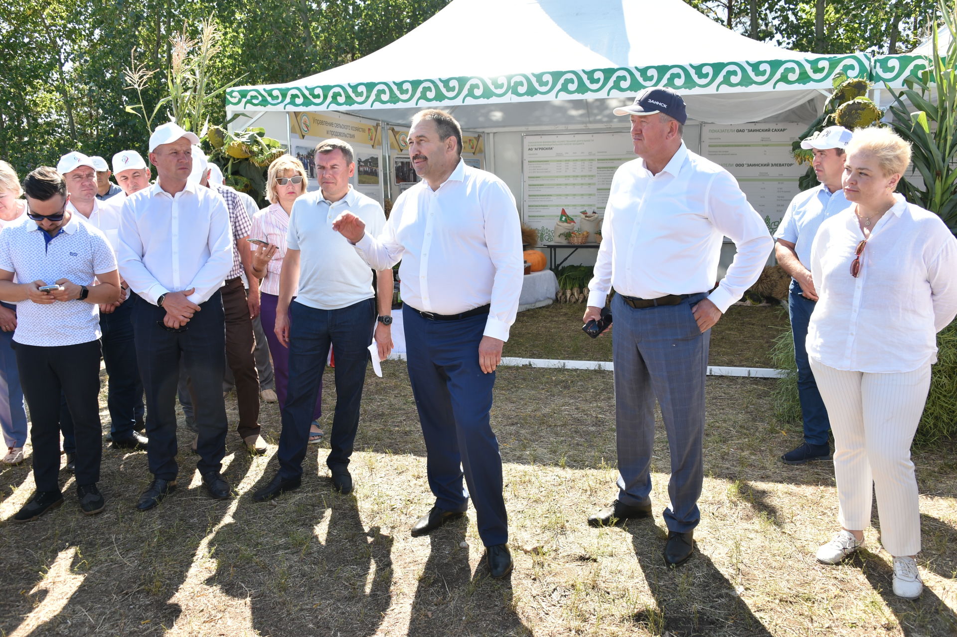Премьер-министр РТ Алексей Песошин ознакомился с ходом уборочных работ в Заинском районе