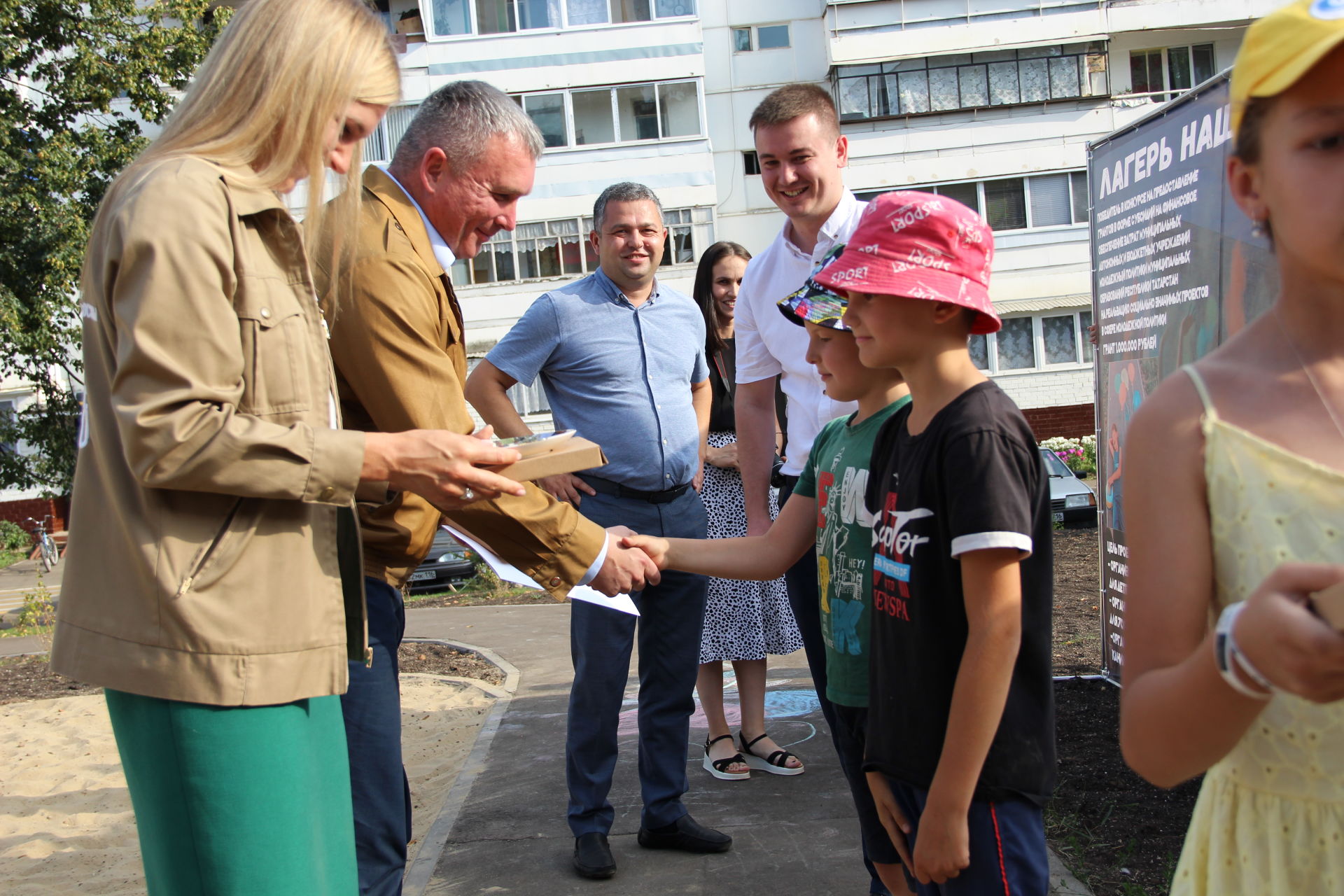 Депутат Госдумы РФ ознакомилась с реализацией проекта «Лагерь нашего двора» в Заинске