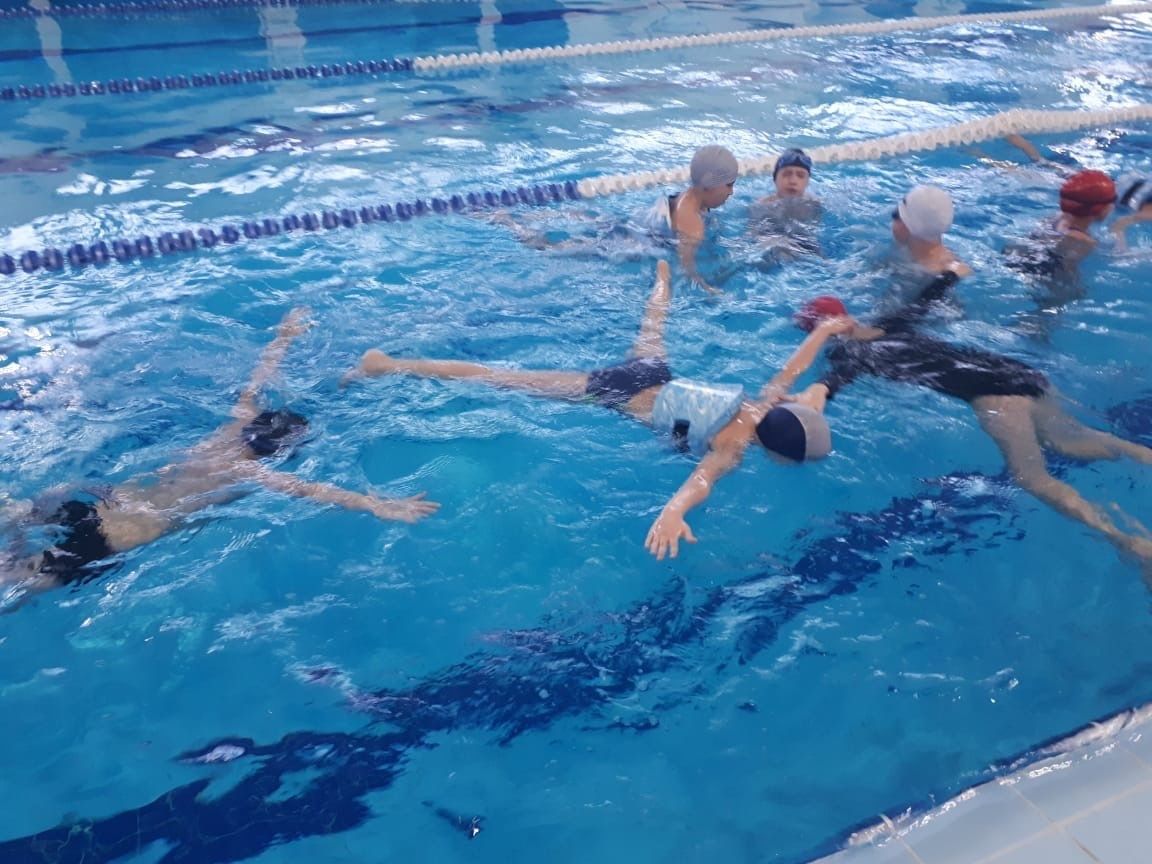 Заинских школьников учили плавать во время зимних каникул