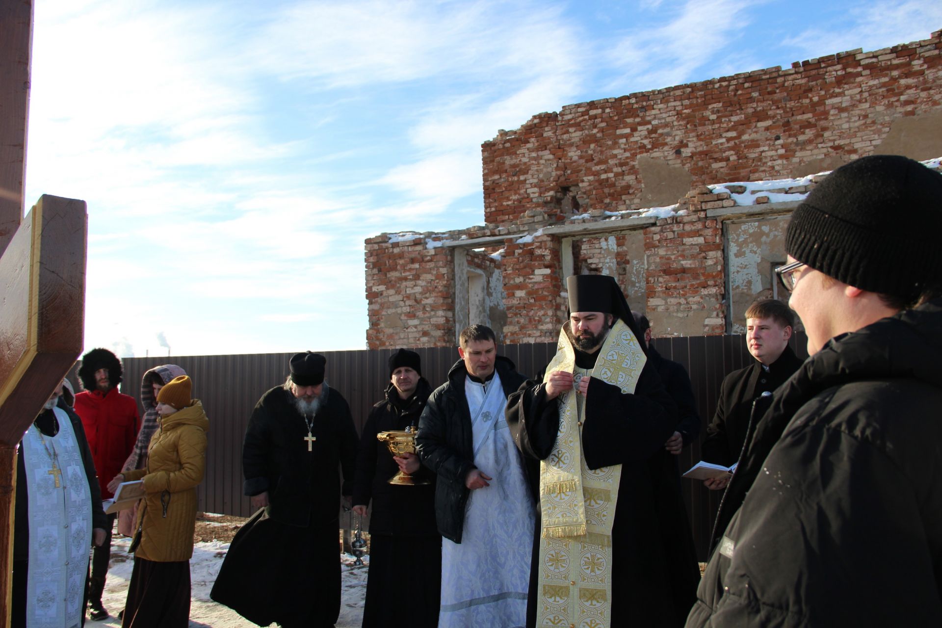 В Заинске освятили поклонный крест возле восстанавливаемого храма