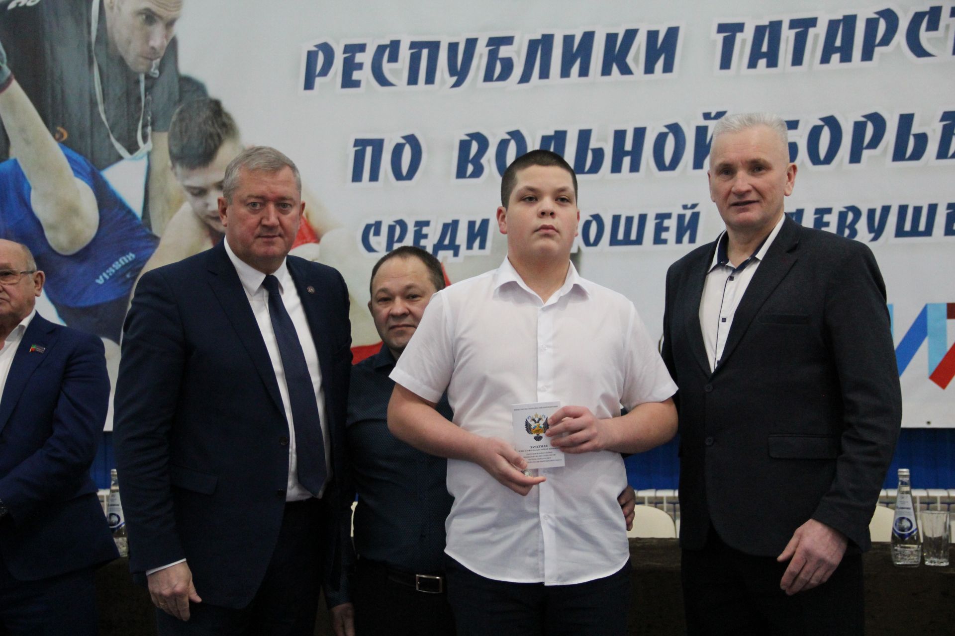 В Заинск приехали 235 юных борцов из 15 районов Татарстана