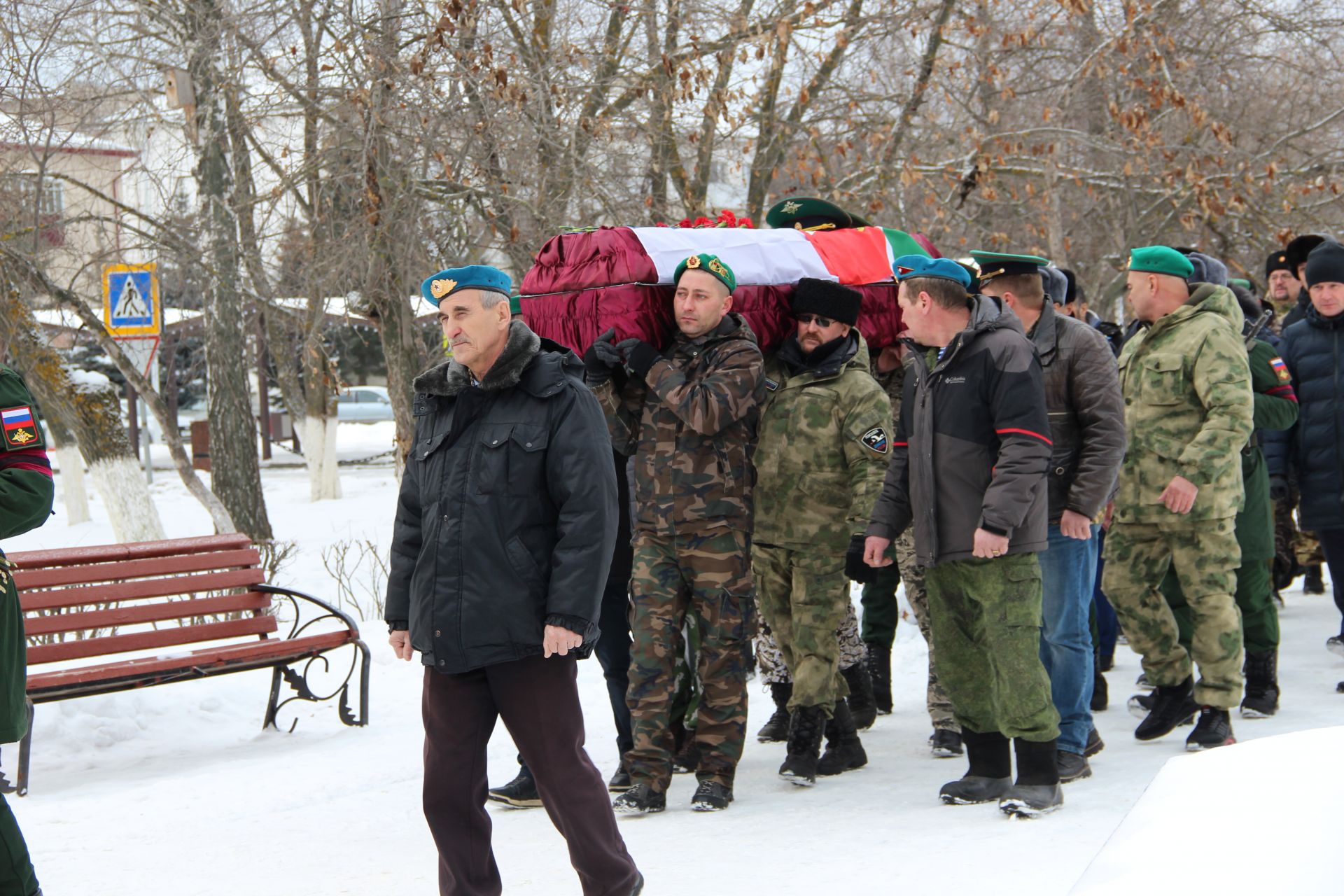В Заинске в последний путь проводили военнослужащего, погибшего в зоне СВО