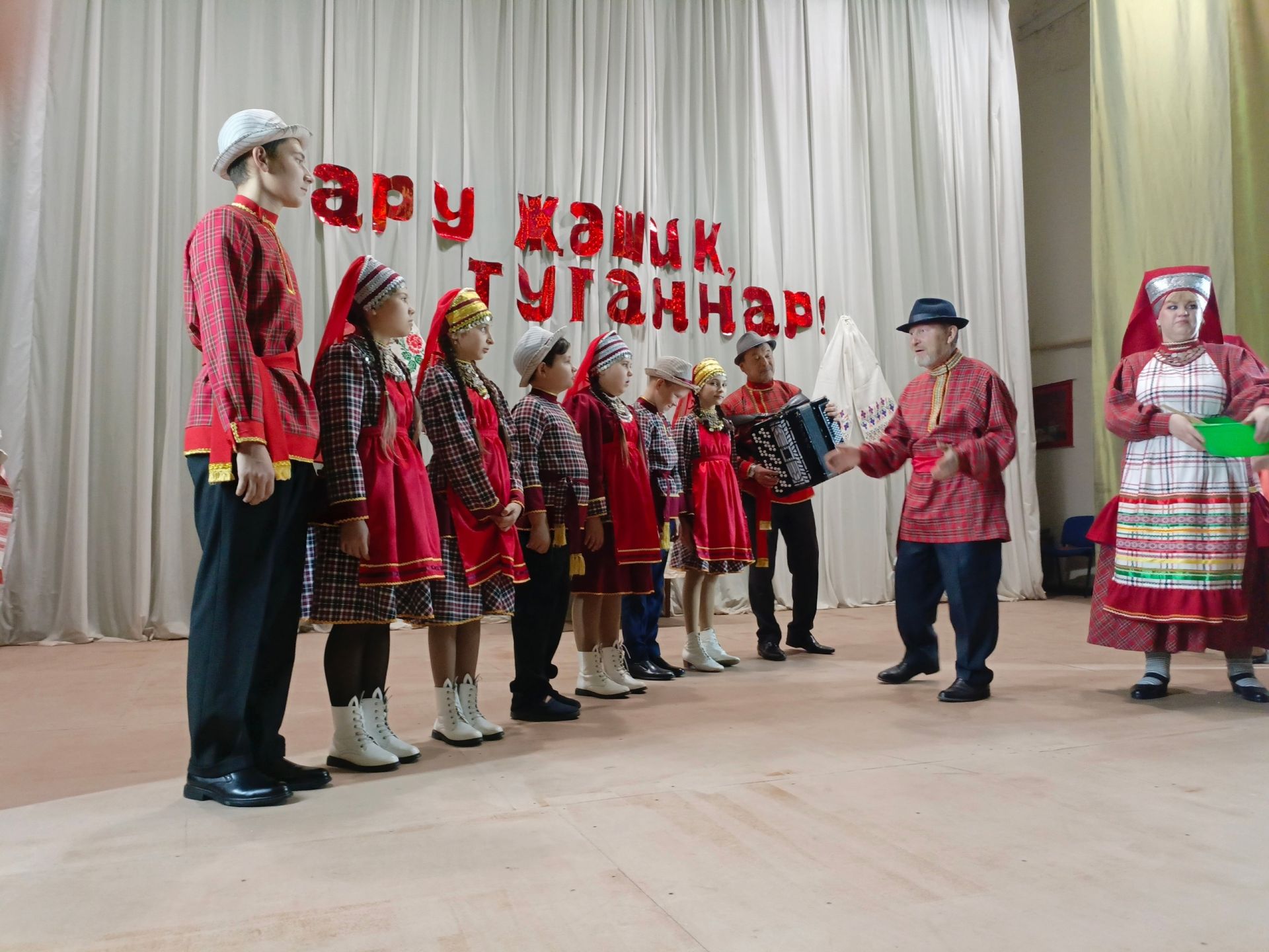 Сарсазбагражлылар Покрау бәйрәме йолаларын балалар белән бергә сәхнәләштерделәр