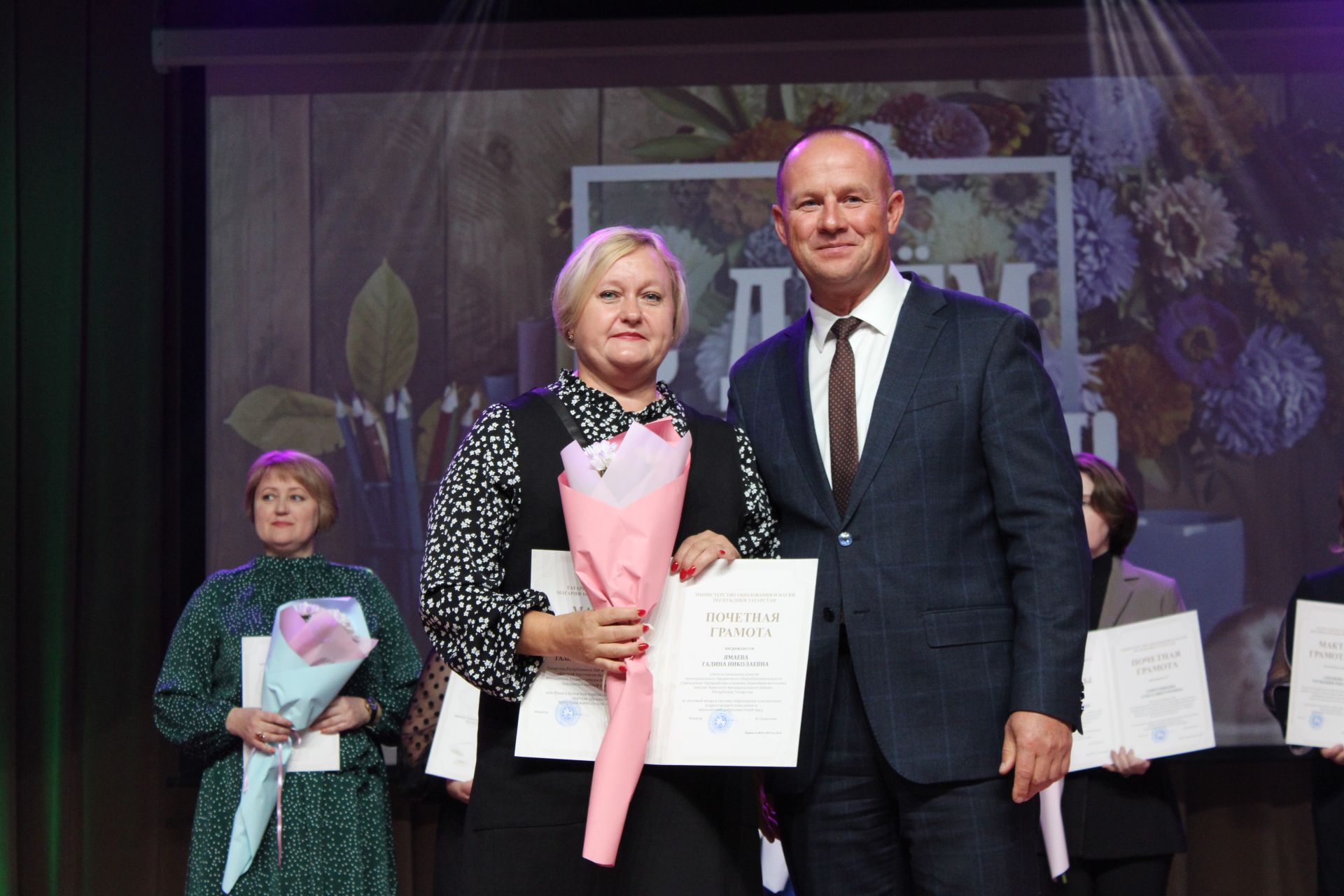 Более 120-ти педагогов Заинского района получили заслуженные награды в День учителя