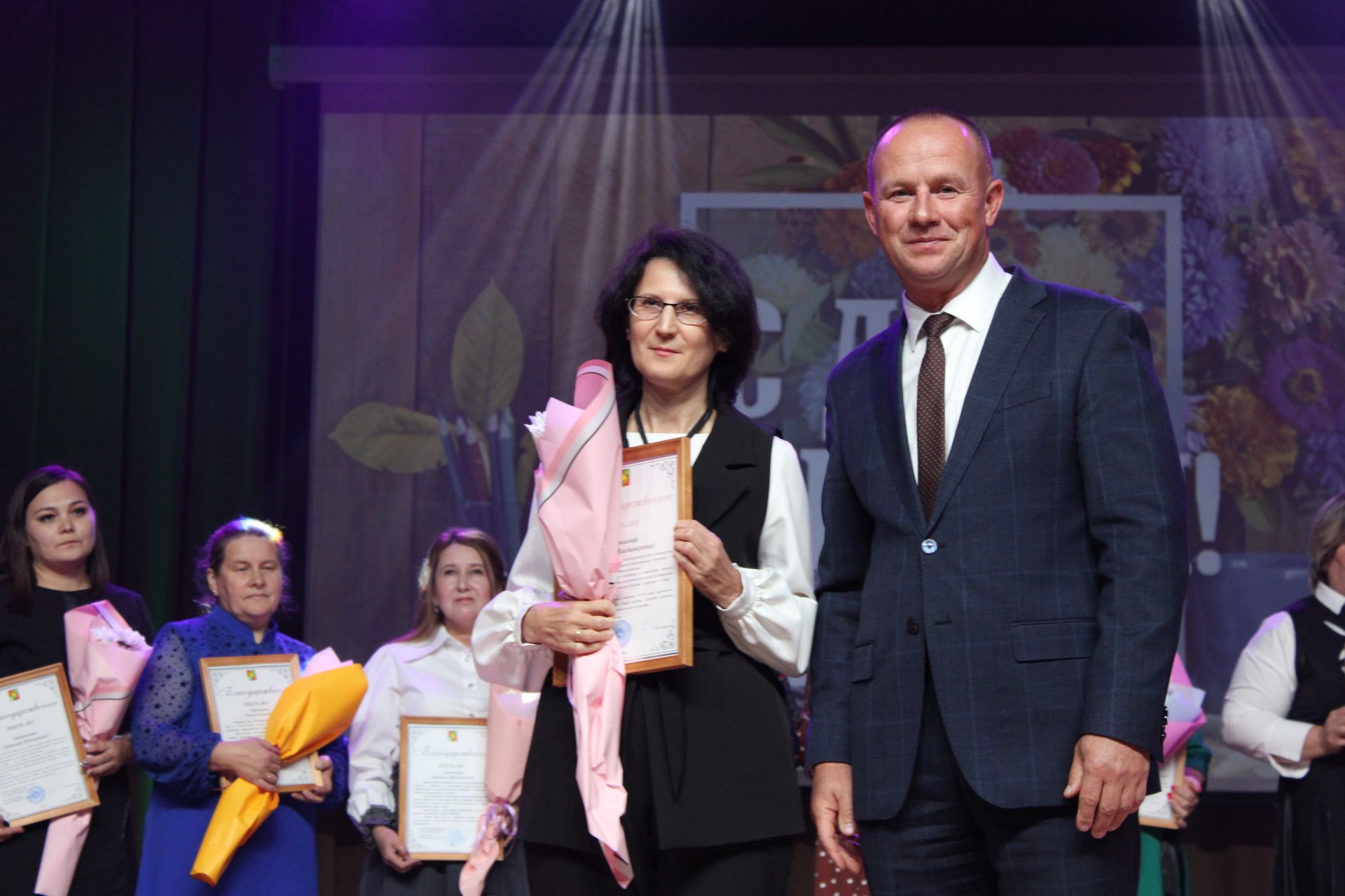 Более 120-ти педагогов Заинского района получили заслуженные награды в День учителя