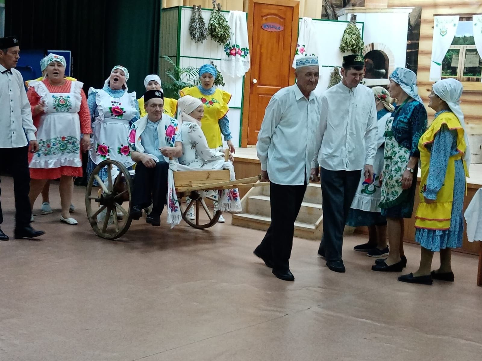Сармашбашта яшь кияү белән кәләшне “мунча керттеләр”