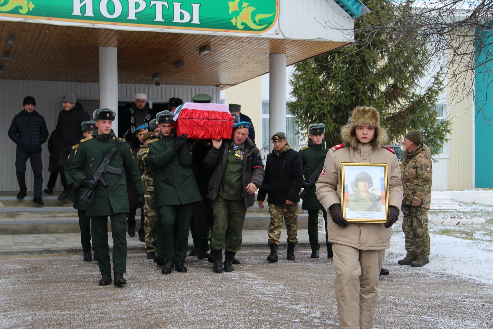 Хәрби бурычын үтәгәндә һәлак булган ир-егетнең гәүдәсе туган җирендә җирләнде