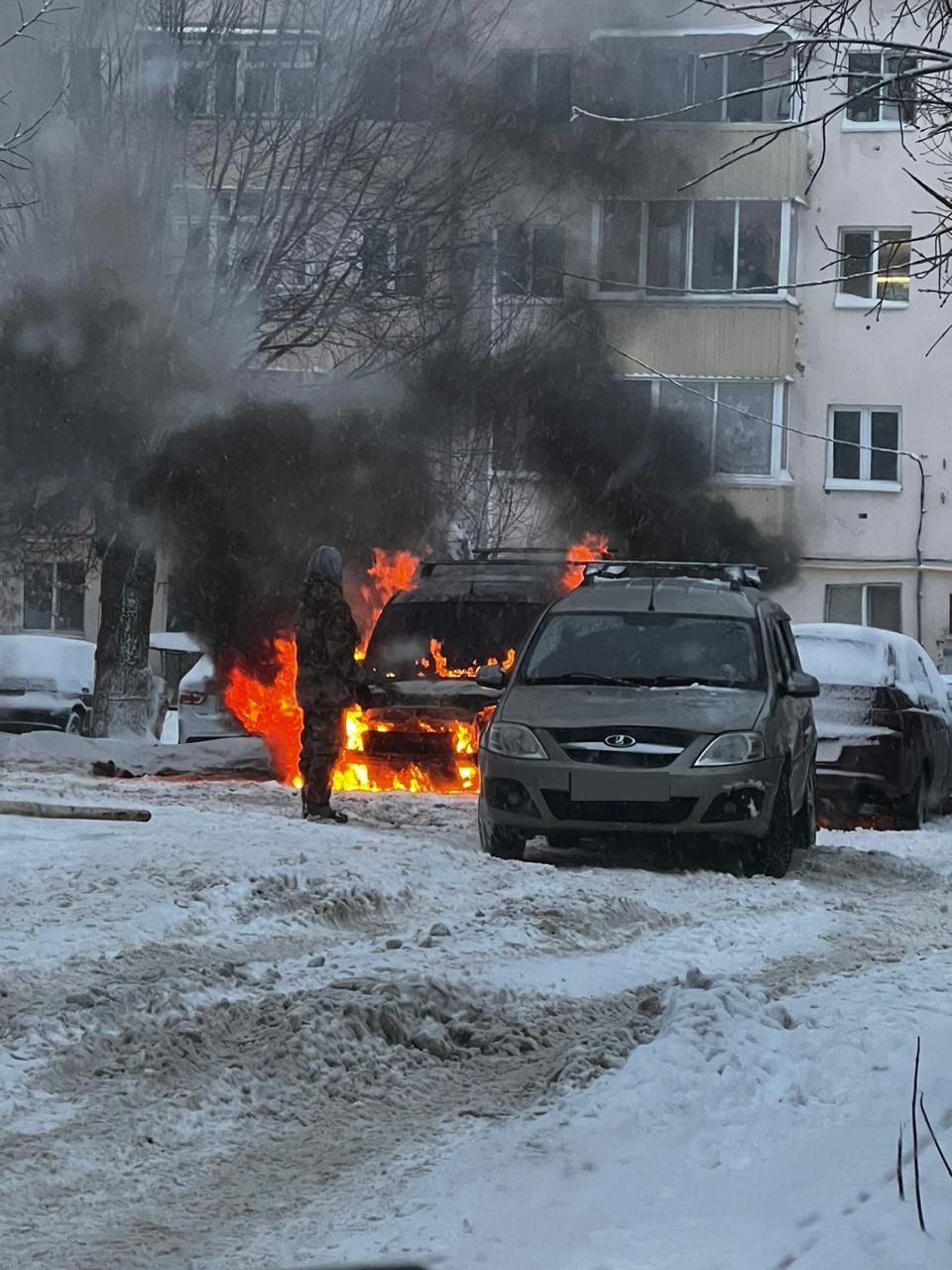 В Заинске во дворе жилого дома сгорел автомобиль