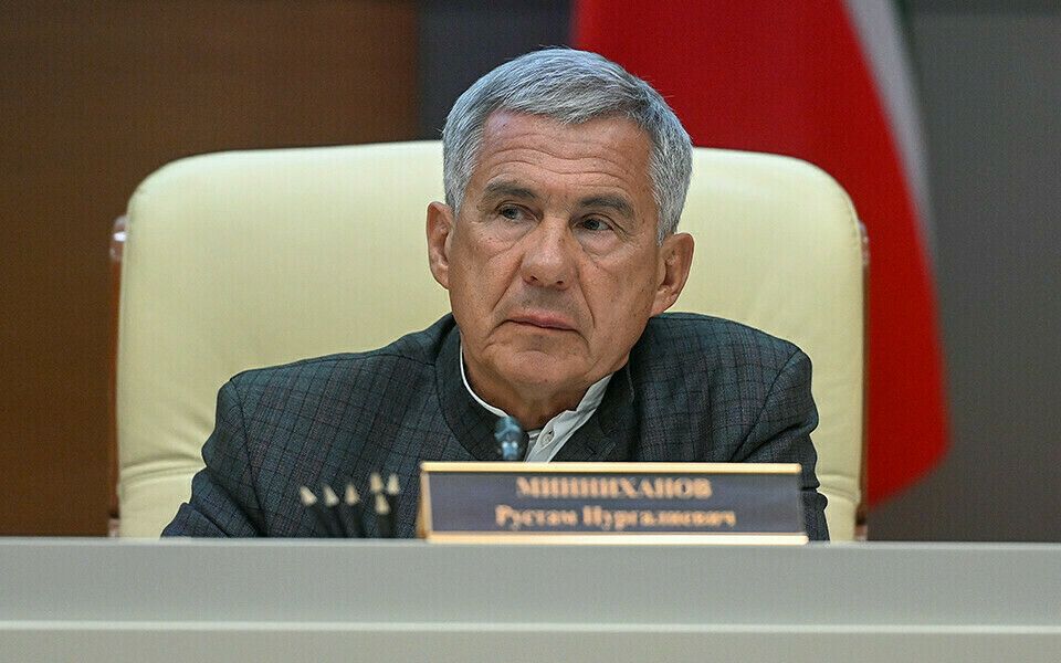 Минниханов поручил усилить требования к ответственным за уборку снега с крыш домов
