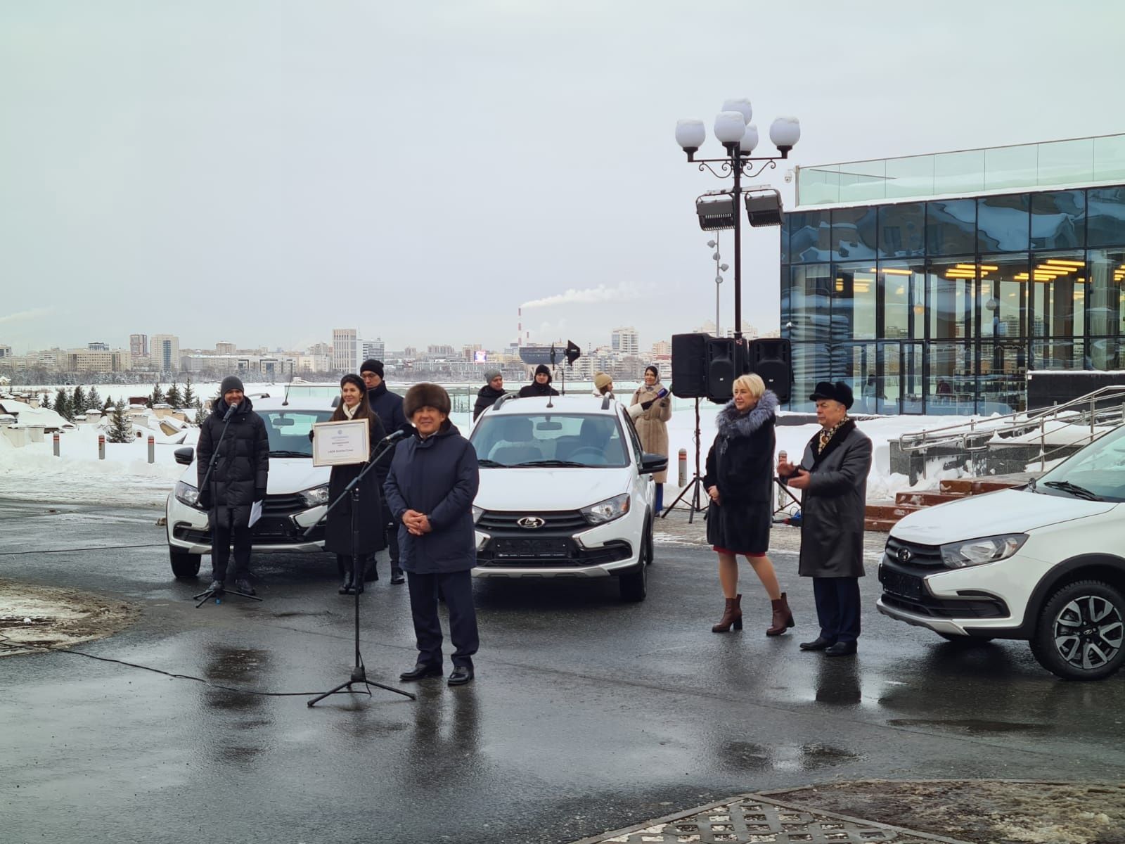 Минниханов вручил автомобиль Заинскому управлению культуры