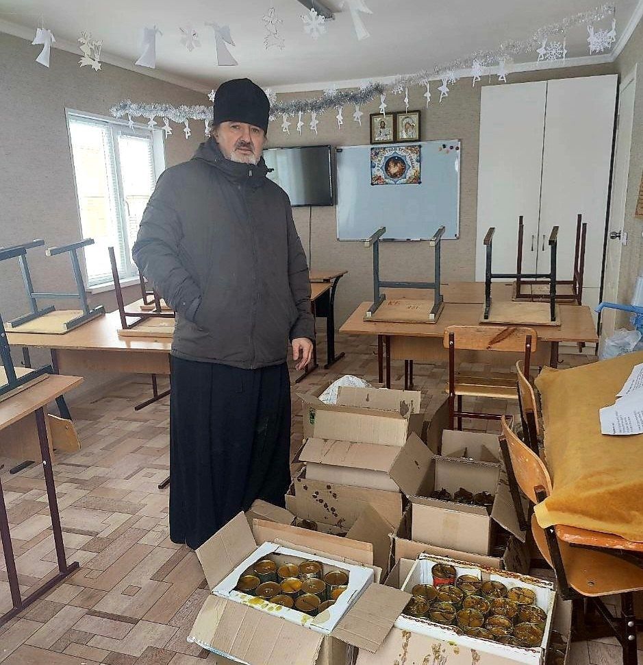 Иске Зәй чиркәвендә махсус хәрби операция зонасына җибәрү өчен окоп шәмнәре ясыйлар