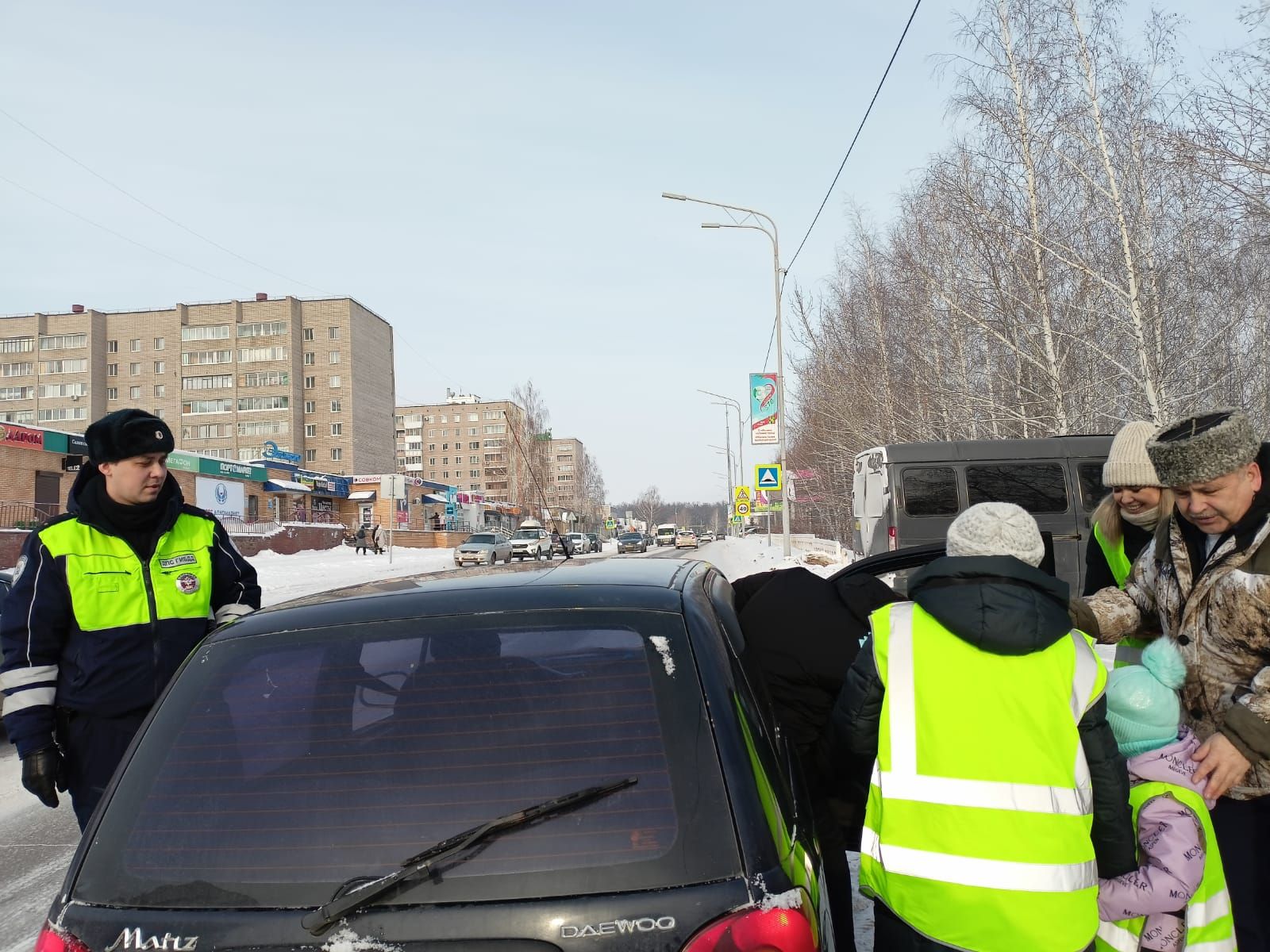 Балалар бакчаларында тәрбияләнүче яшь инспекторлар отряды машина йөртүчеләрне бәйрәм белән тәбрик итәргә чыкты