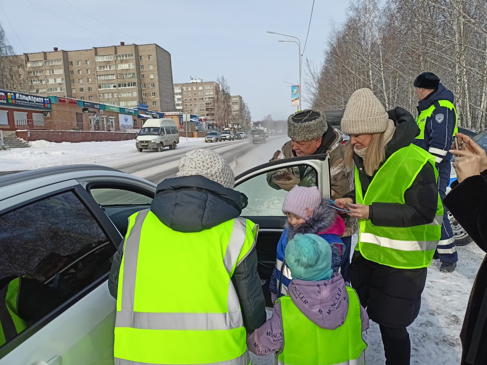 Балалар бакчаларында тәрбияләнүче яшь инспекторлар отряды машина йөртүчеләрне бәйрәм белән тәбрик итәргә чыкты