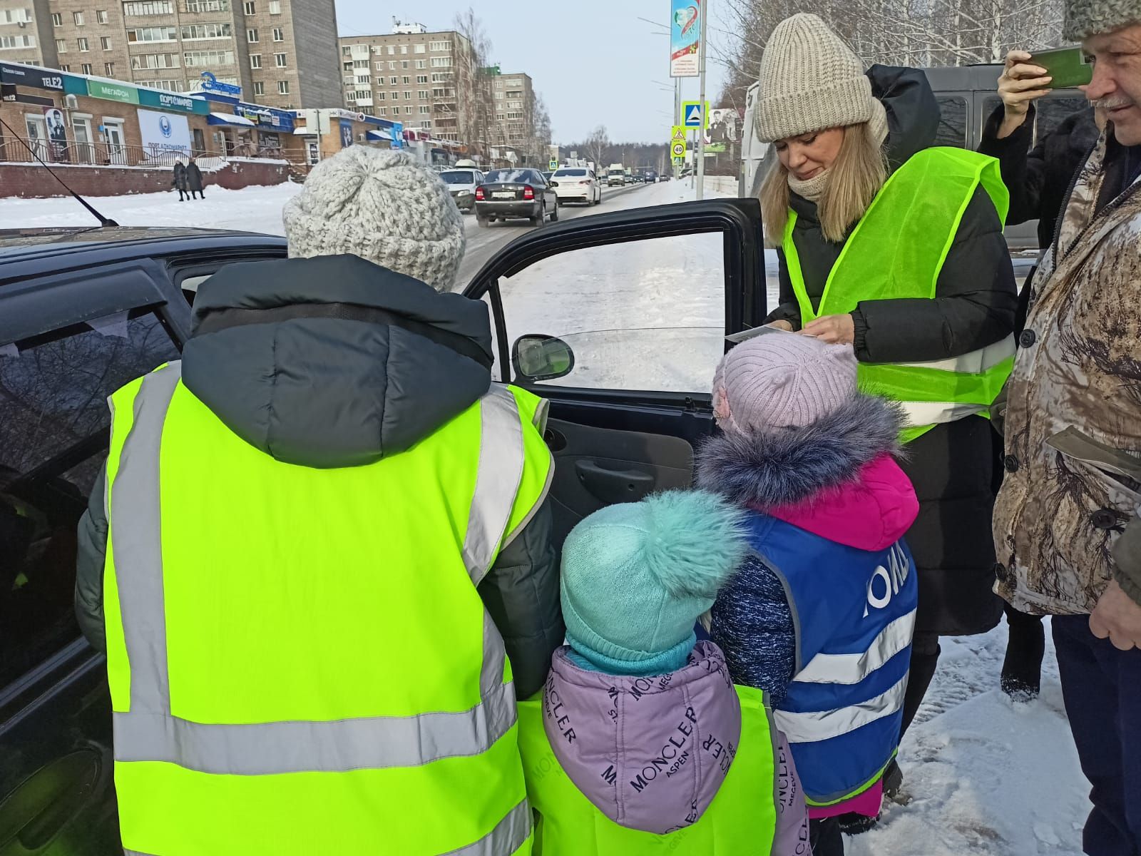 Балалар бакчаларында тәрбияләнүче яшь инспекторлар отряды машина йөртүчеләрне бәйрәм белән тәбрик итәргә чыкты