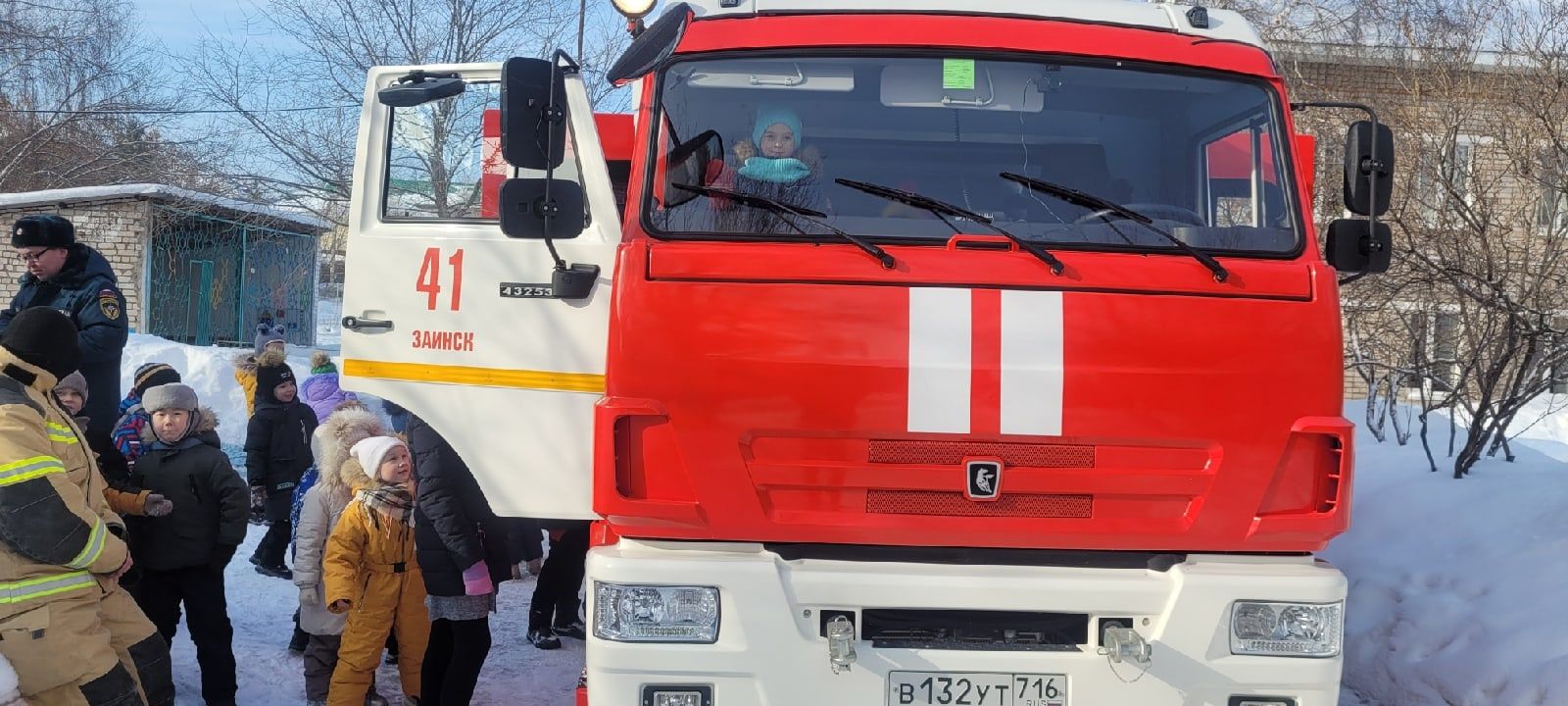 Заинские дошколята сели за руль пожарной машины