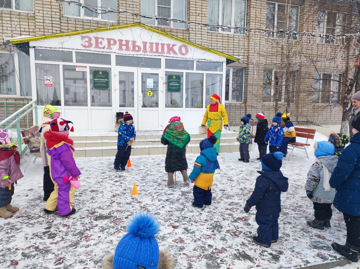 Зәйнең “Бөртеккәй” балалар бакчасы май чабу бәйрәмендә күңел ачты