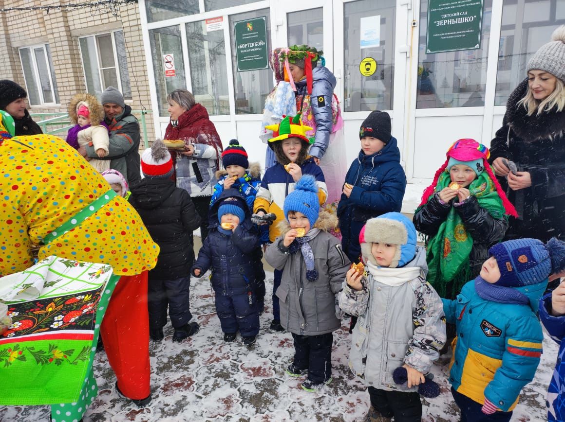 Зәйнең “Бөртеккәй” балалар бакчасы май чабу бәйрәмендә күңел ачты