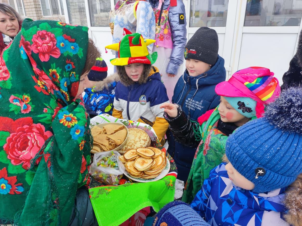 Зәйнең “Бөртеккәй” балалар бакчасы май чабу бәйрәмендә күңел ачты