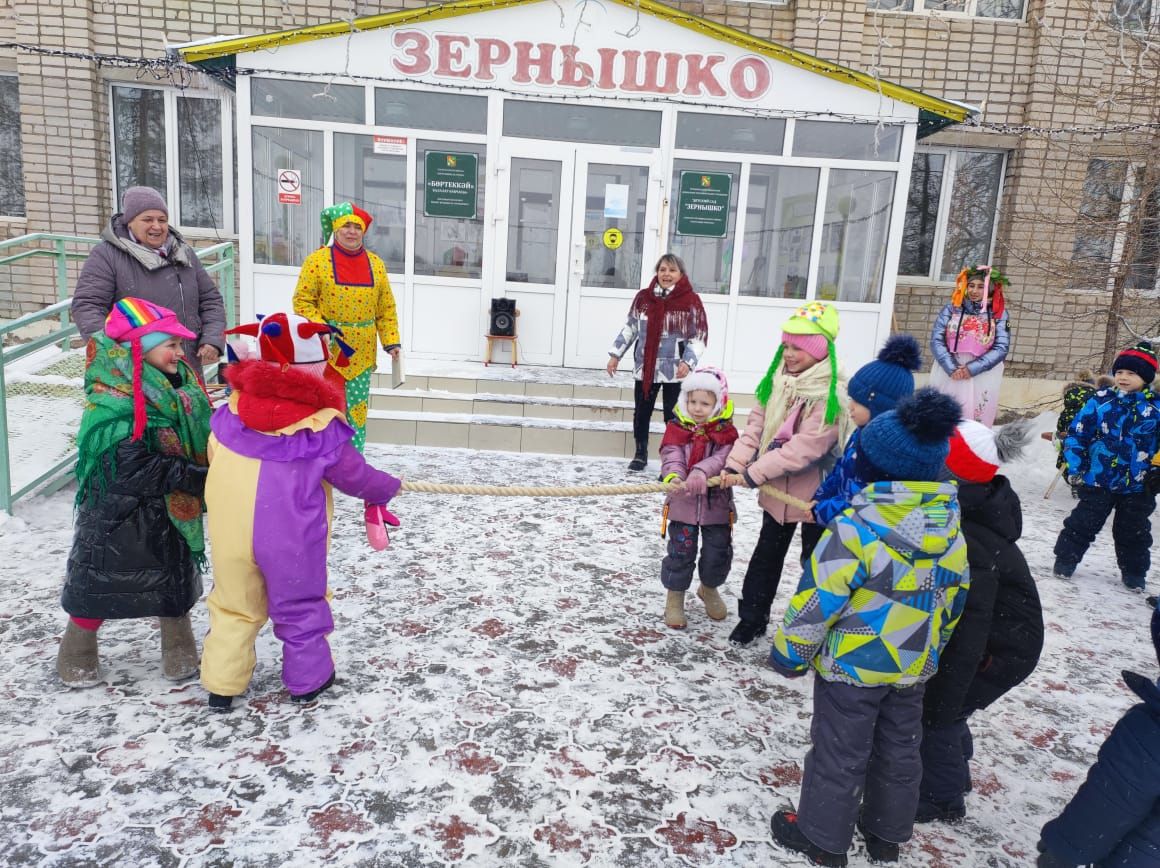 Зәйнең “Бөртеккәй” балалар бакчасы май чабу бәйрәмендә күңел ачты