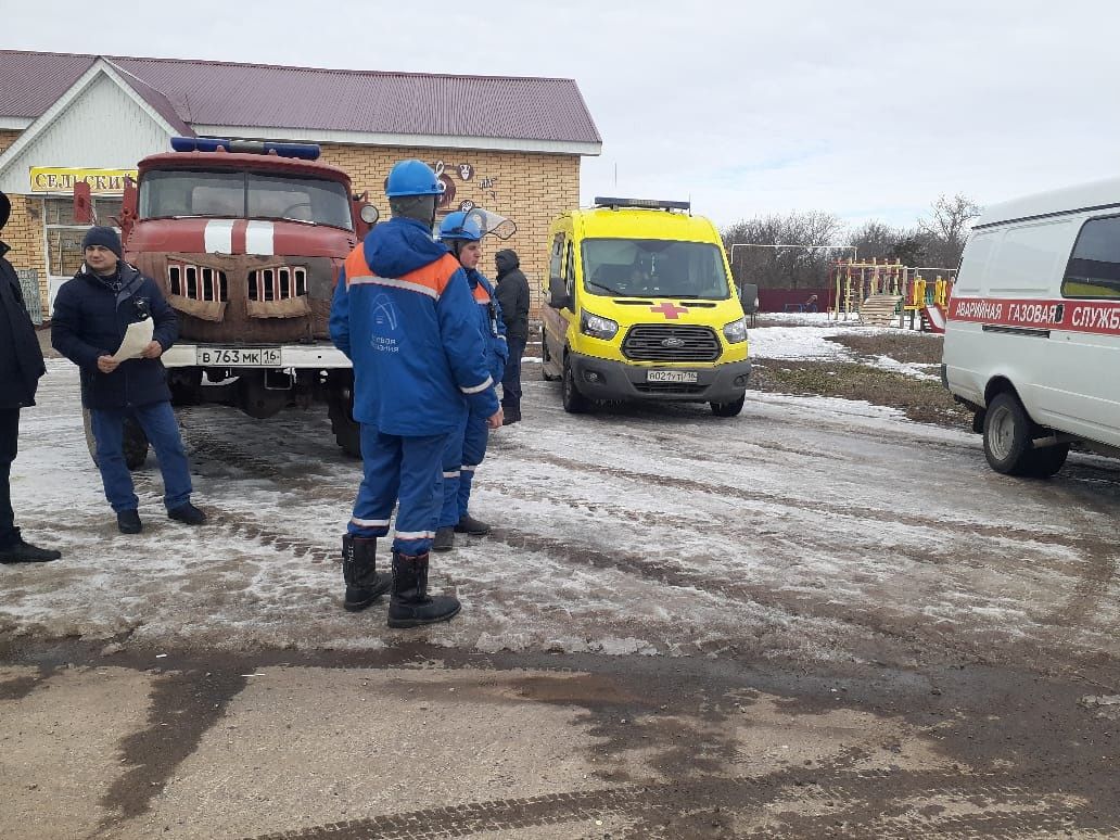 В Заинское село приехали экстренные службы
