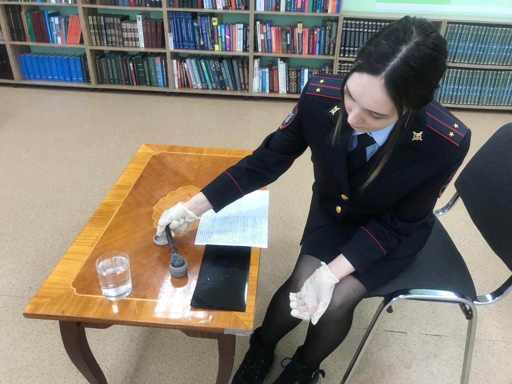 Зәй үзәк китапханәсендә эксперт-криминалист белән очраштылар