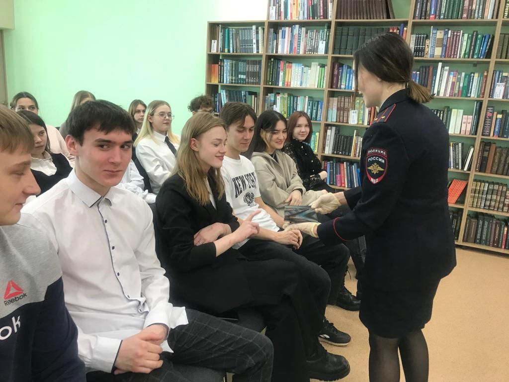 Зәй үзәк китапханәсендә эксперт-криминалист белән очраштылар
