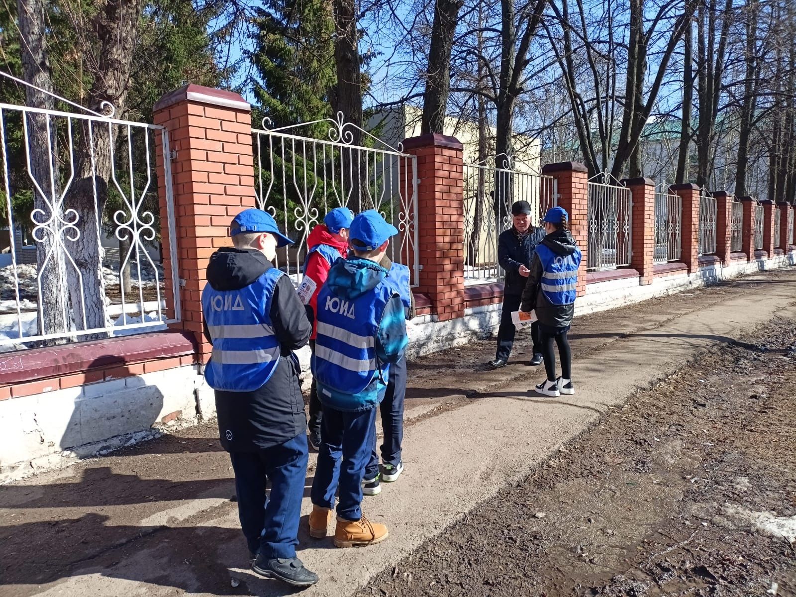 В Заинске с сотрудниками ГИБДД патрулируют юные инспекторы дорог