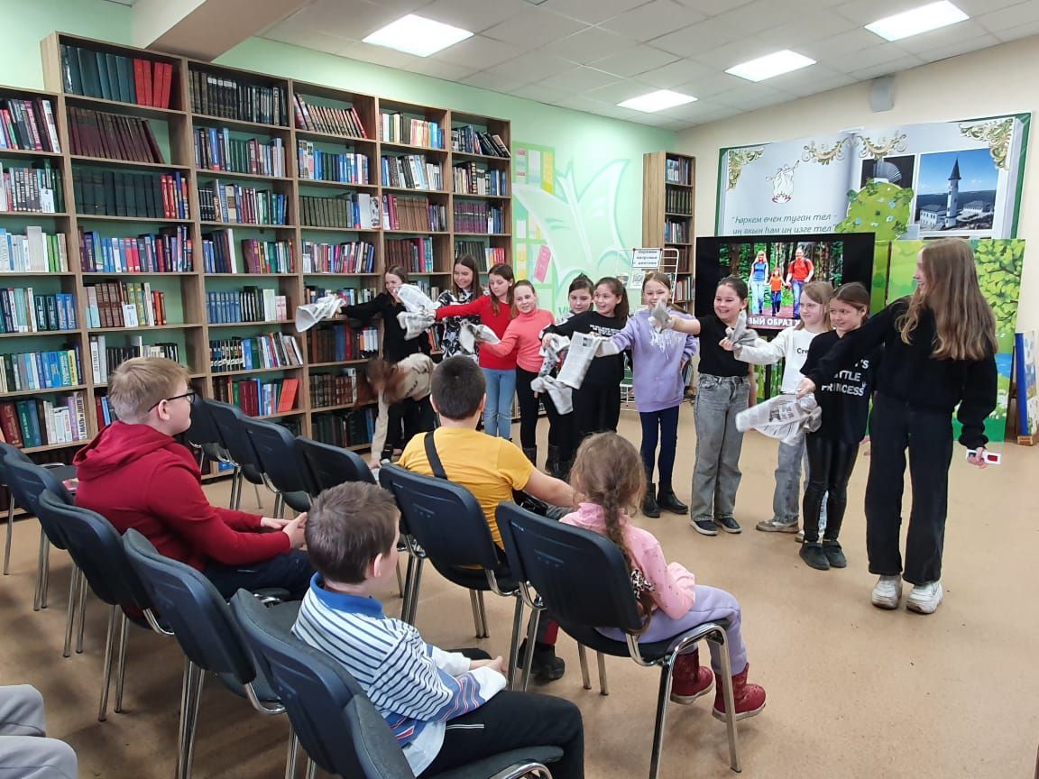 Зәйнең “Минем ишегалды” язгы лагере китапханәгә экскурсия ясады